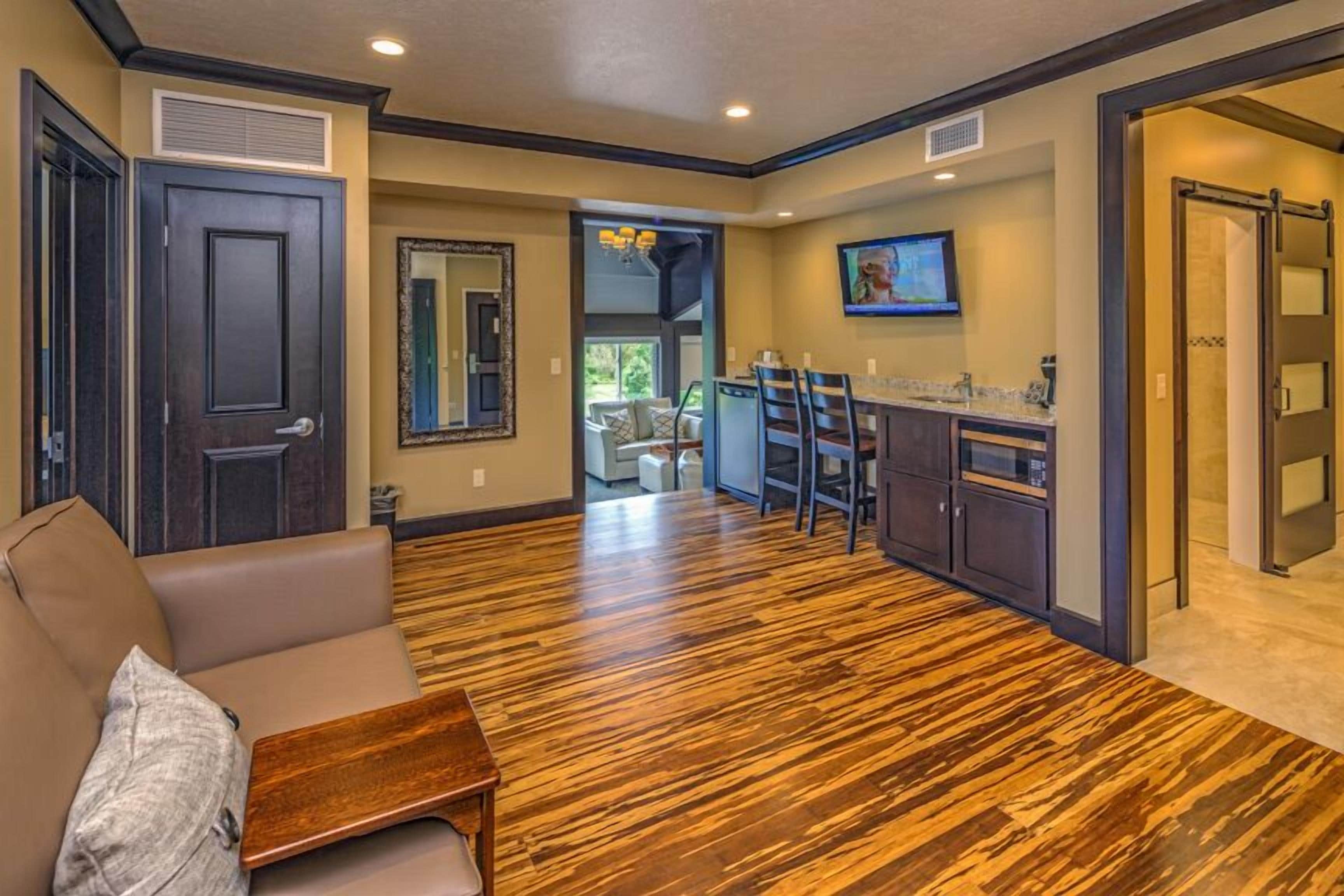 King Suite with Full and Twin (407) | Premium bedding, iron/ironing board, free WiFi, bed sheets