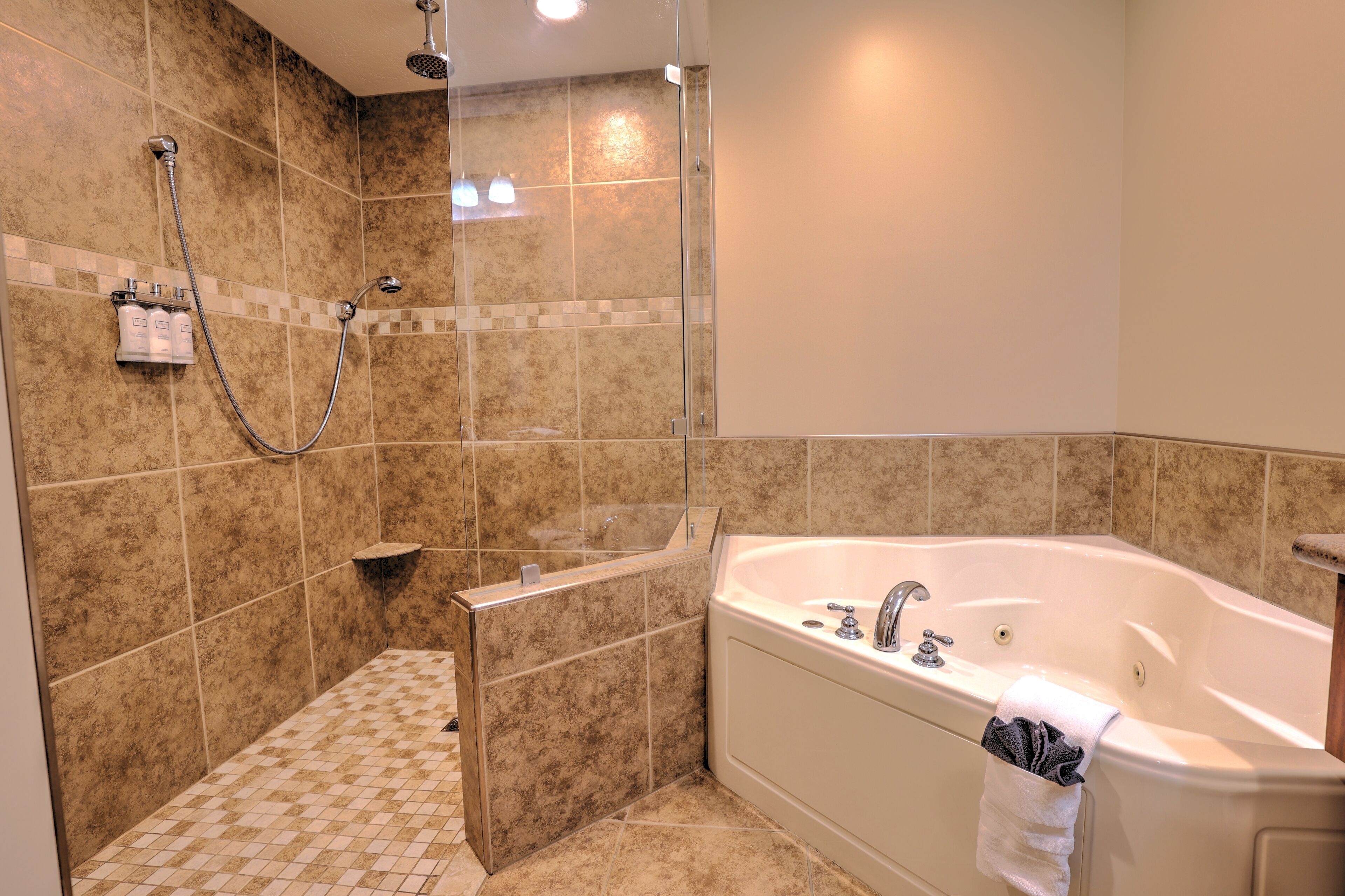 Ein Badezimmer mit Dusche, Badewanne und Toilette.