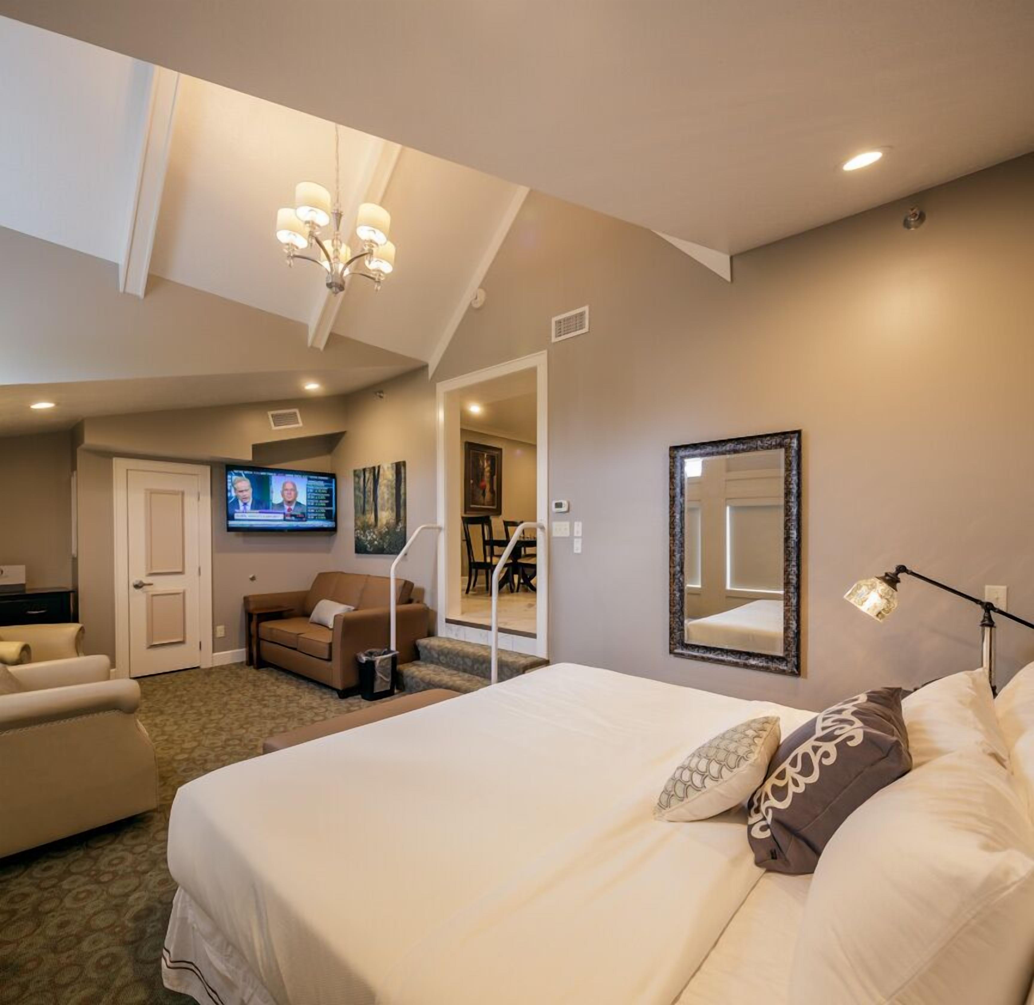 bi-level king suite (406) | 2 bedrooms, premium bedding, iron/ironing board, free wifi