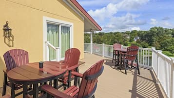 Bi-Level King Suite with Balcony (404) | Terrace/patio