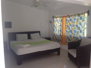 Safe på rommet, skrivebord og wi-fi (inkludert)