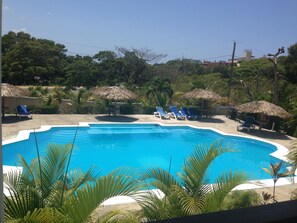 Outdoor pool, pool umbrellas, pool loungers - Sosua Sunset Hotel (Sosúa)