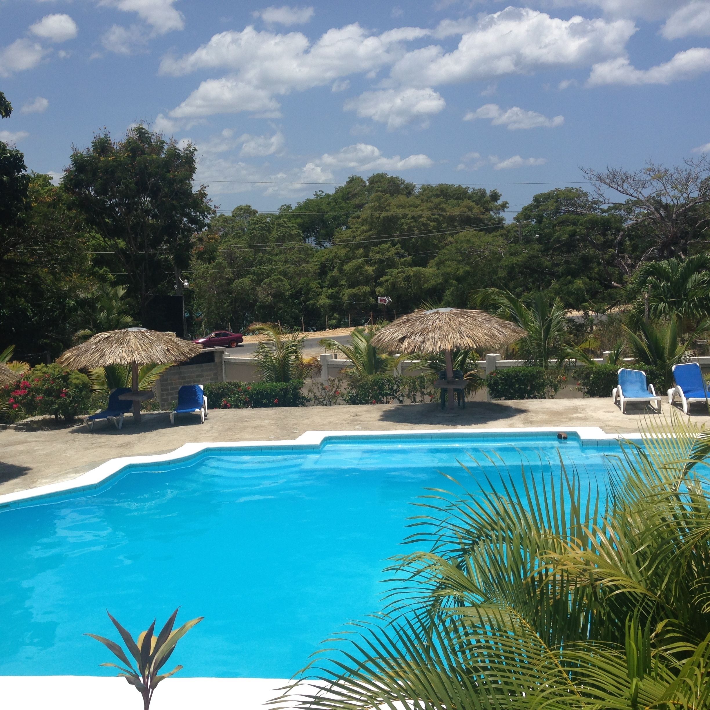 Utendørsbasseng, bassengparasoller og solsenger