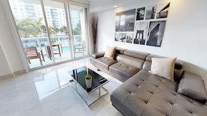 Departamento Premium, 3 habitaciones (OR202) | Sala de estar | Televisión de pantalla plana de 50 pulgadas con canales por cable