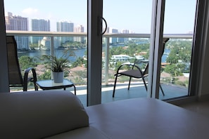 Televisión de pantalla plana de 50 pulgadas con canales por cable