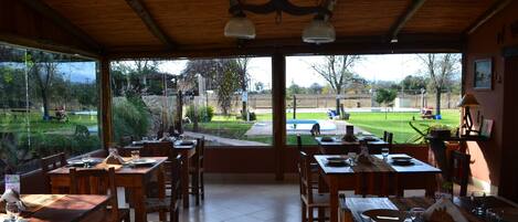 Breakfast, lunch, dinner served; Regional cuisine