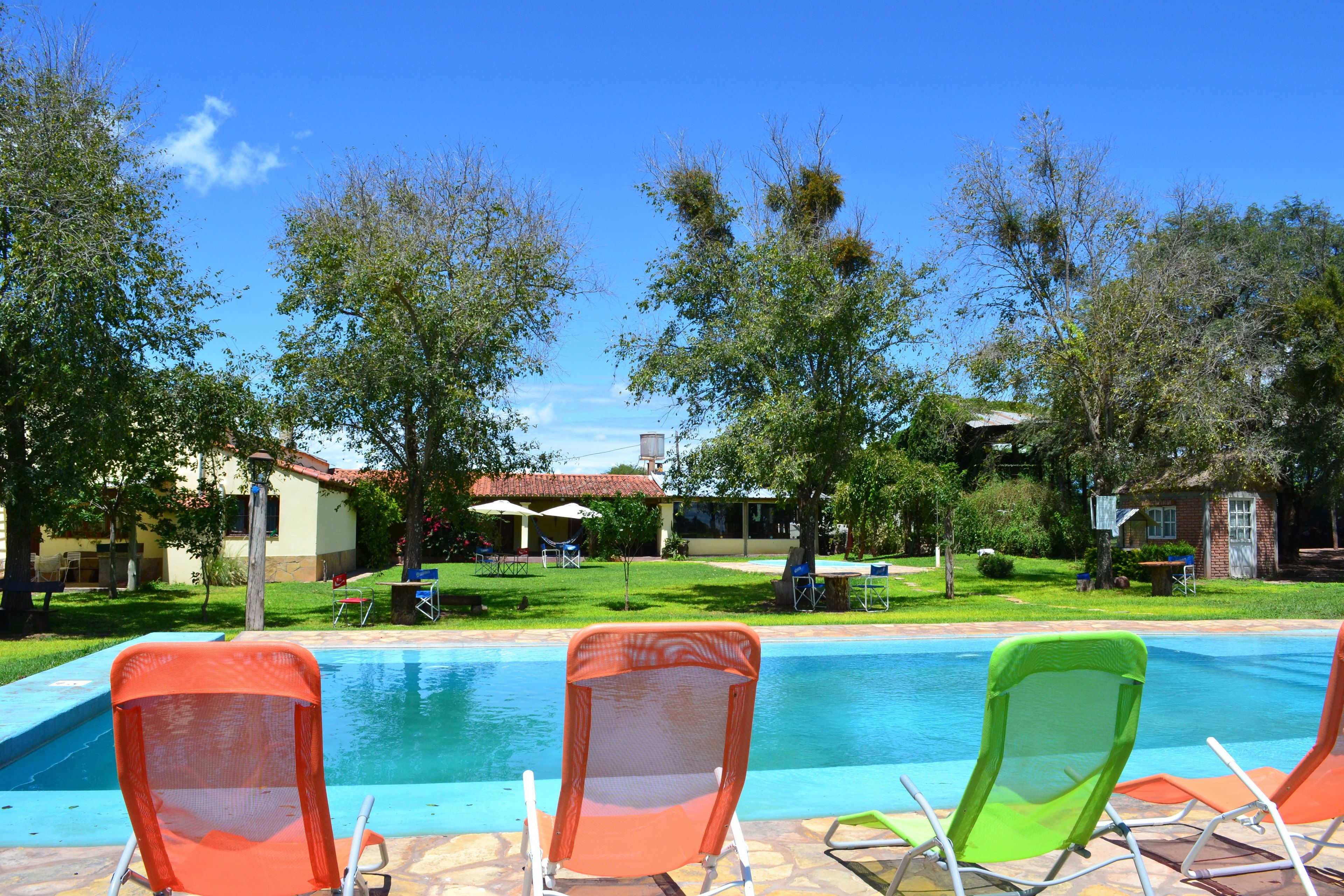 Una piscina amb gandules taronja i verd.