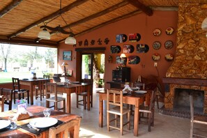 Melayani sarapan, makan siang, makan malam; sajian masakan daerah