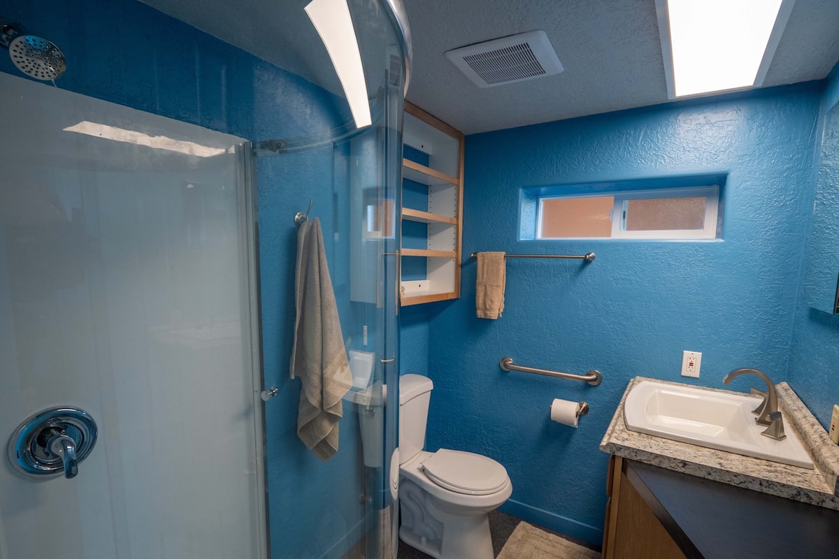 Ferienhütte | Badezimmer | Dusche, kostenlose Toilettenartikel, Haartrockner, Handtücher