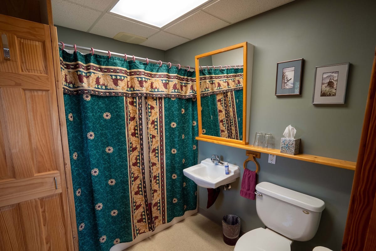 Zimmer (Mindfulness) | Badezimmer | Dusche, kostenlose Toilettenartikel, Haartrockner, Handtücher