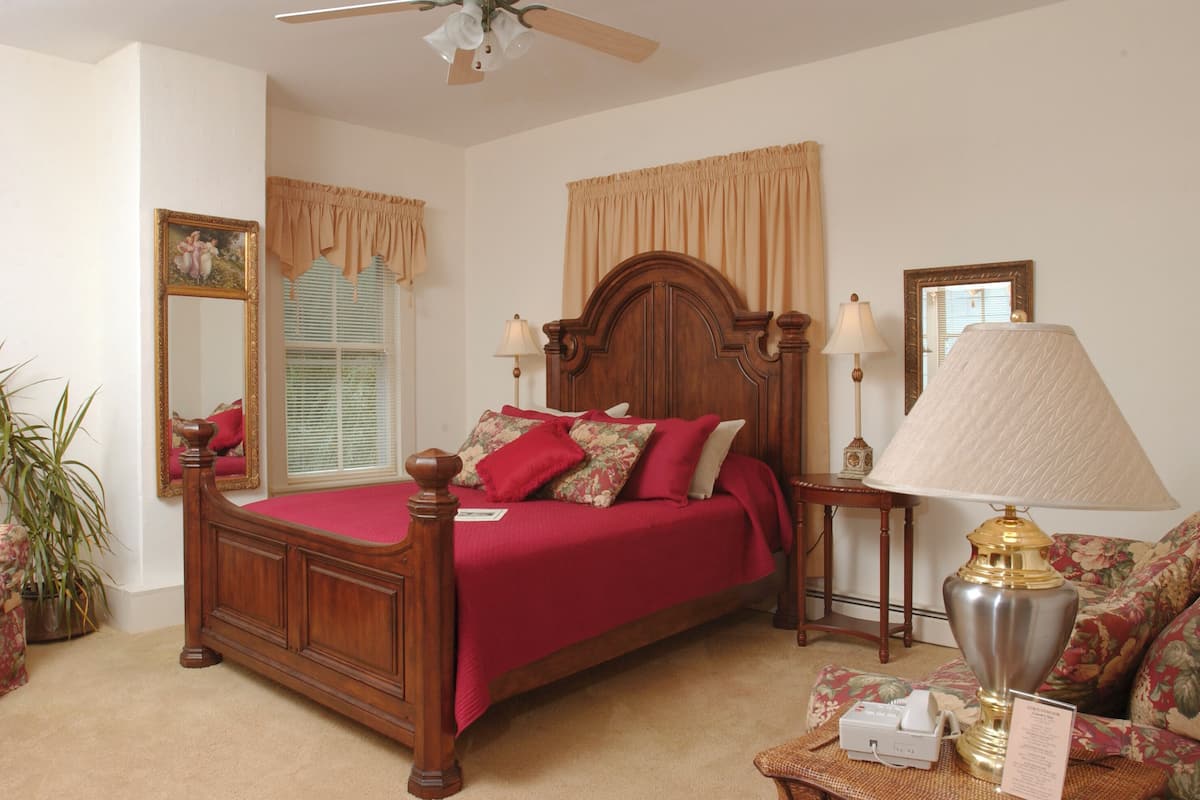 Auradell 1 Queen with 3/4 Bath