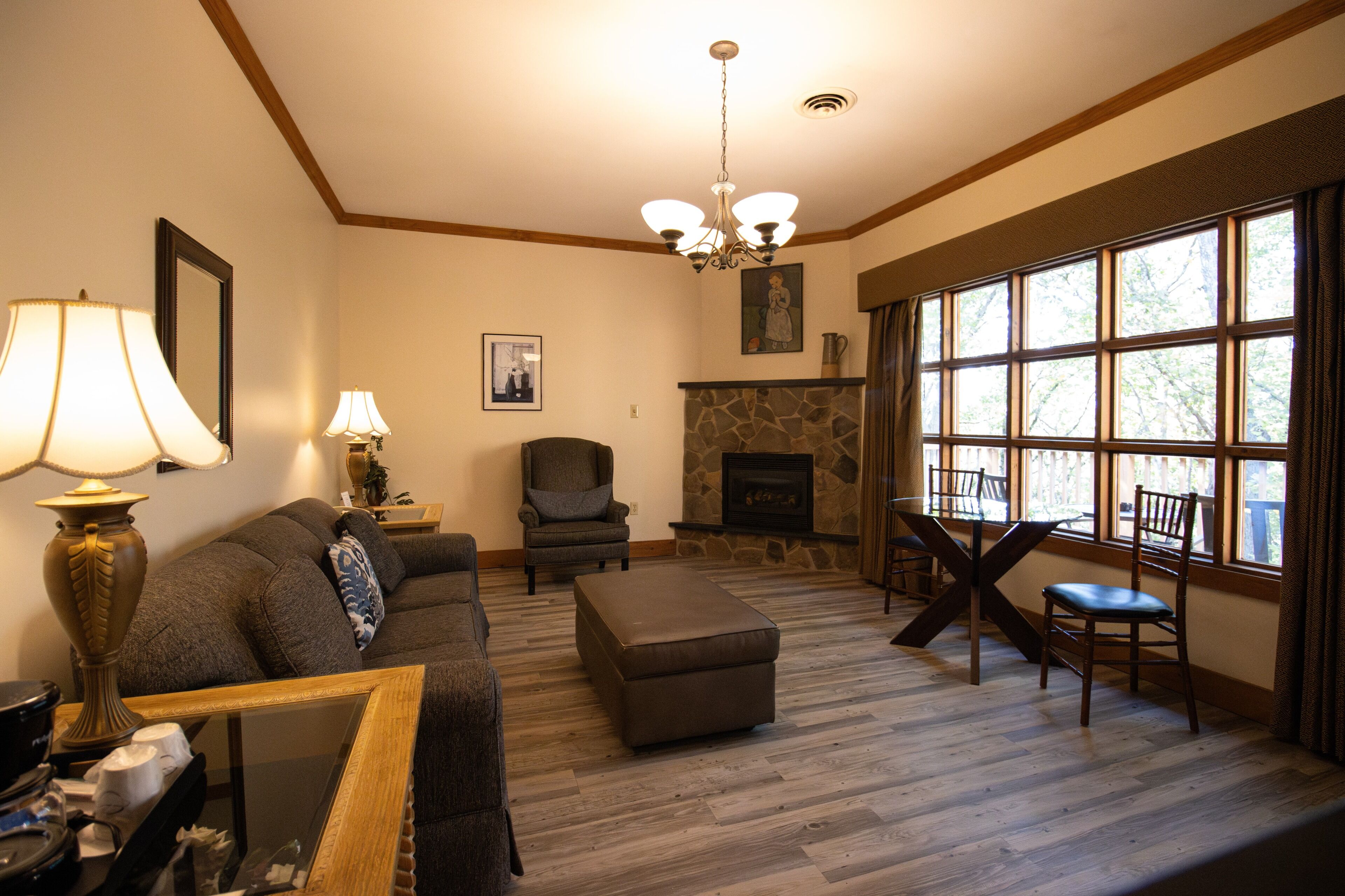 30-英寸纯平电视（配备有线频道）