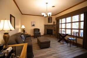 30-inch flat-screen TV with cable channels - Stroudsmoor Country Inn (Stroudsburg)