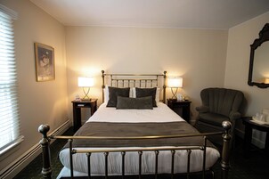 Quarto, 1 cama Queen | Ferros/tábuas de passar roupa, Wi-Fi de cortesia