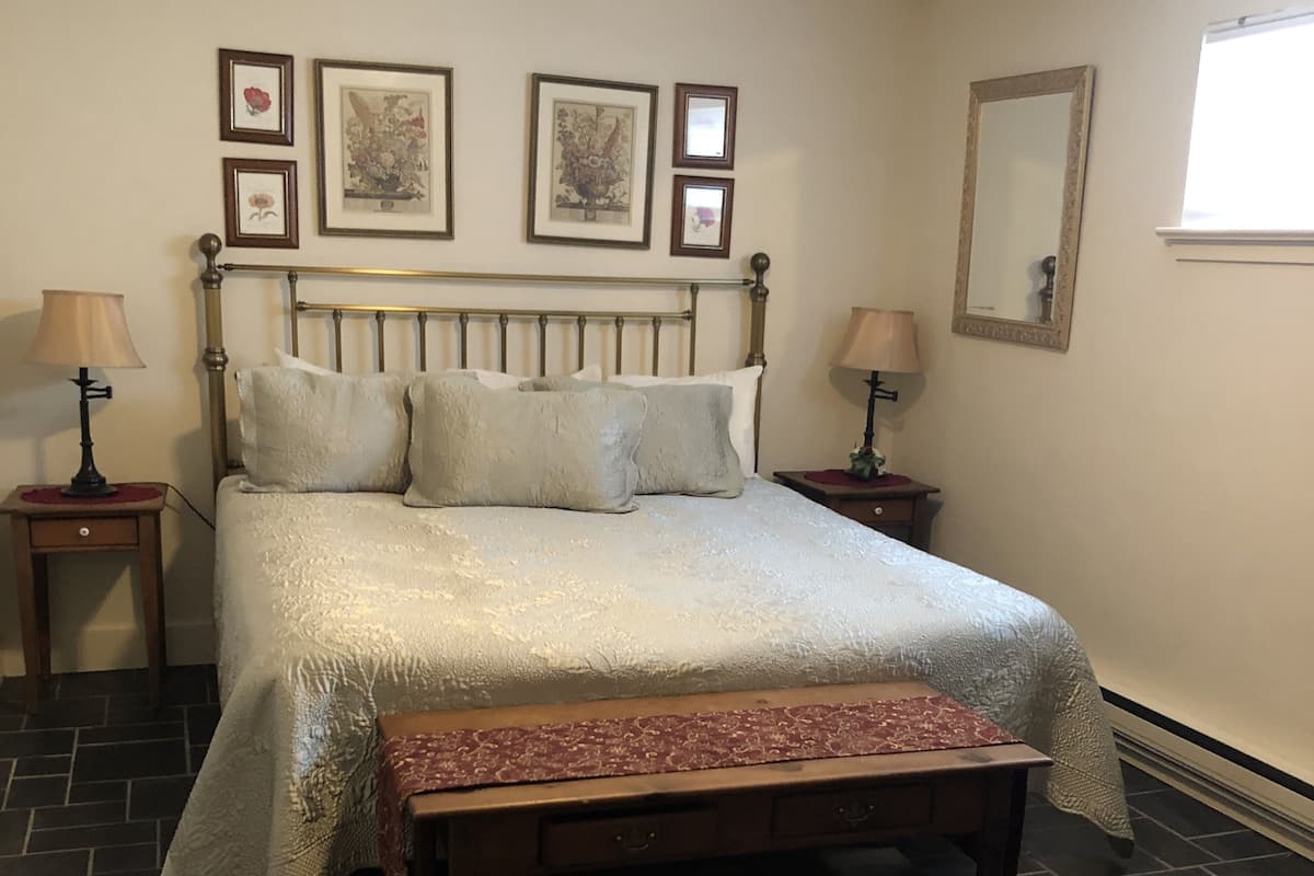 Highland Cottage 1 King/Bdrm, 1 Queen/Bdrm, 1 Queen Sleeper with 3/4 Bath | Individually decorated, individually furnished, iron/ironing board
