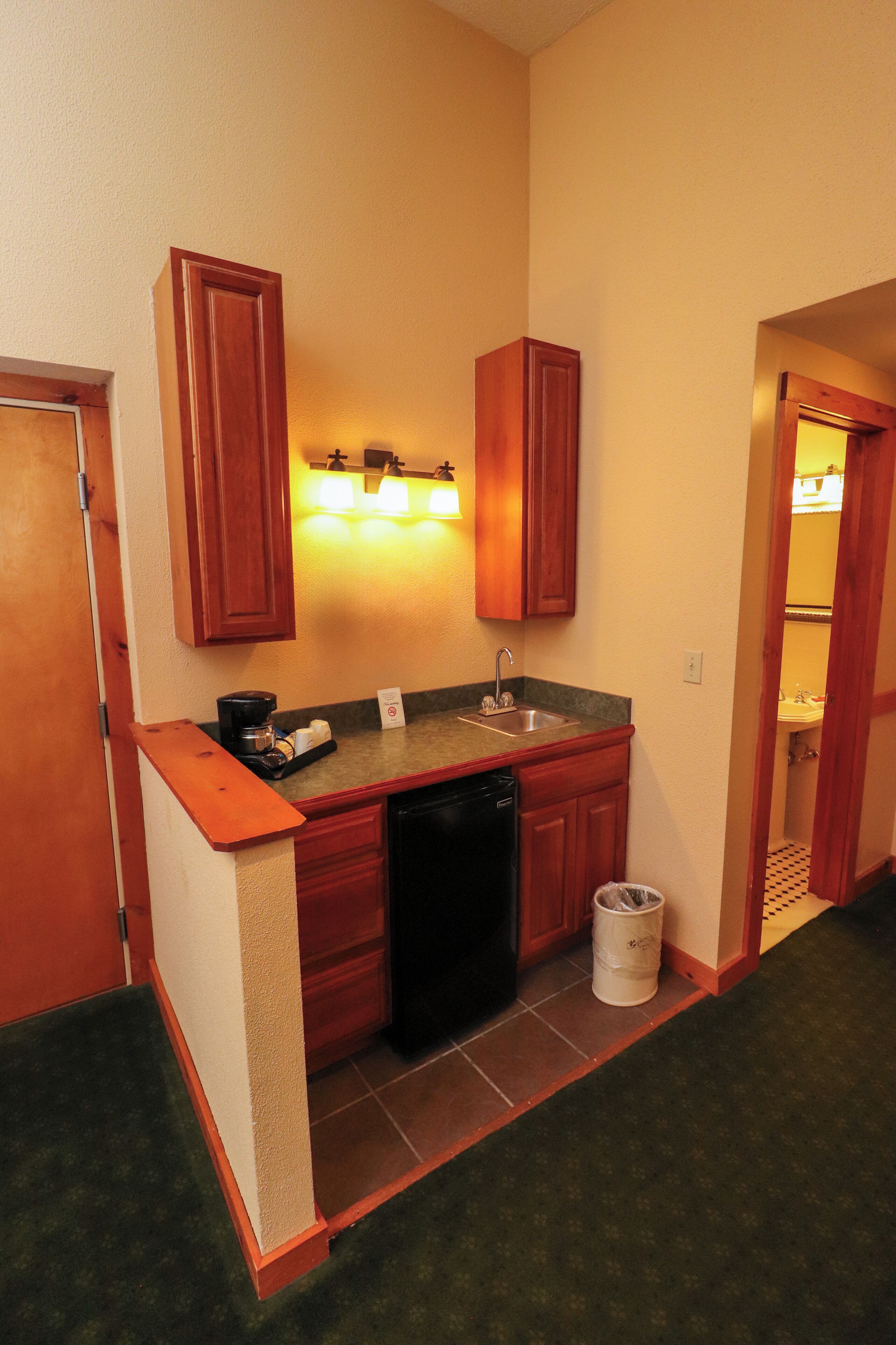 cabins on the commons 1 king with 3/4 bath | individually decorated, individually furnished, iron/ironing board