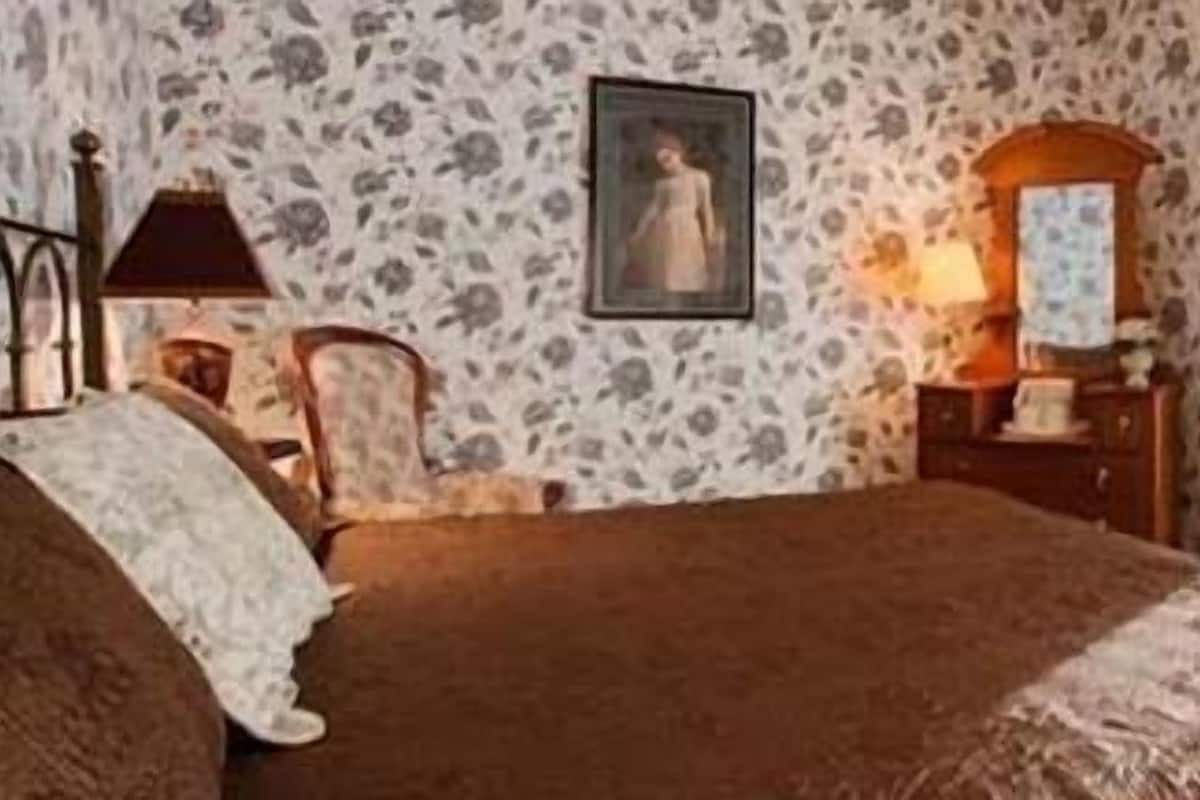 Main Inn 1 King with Full Bath | Individually decorated, individually furnished, iron/ironing board