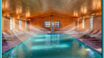 Una piscina techada, sillones reclinables de piscina