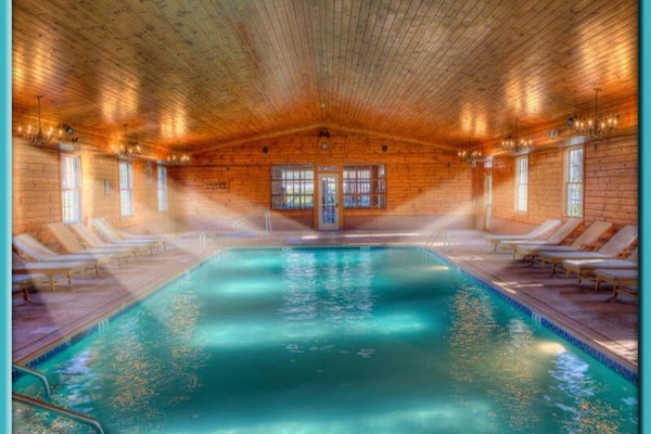 Alberca techada, acceso de 07:00 a 21:00, y camastros