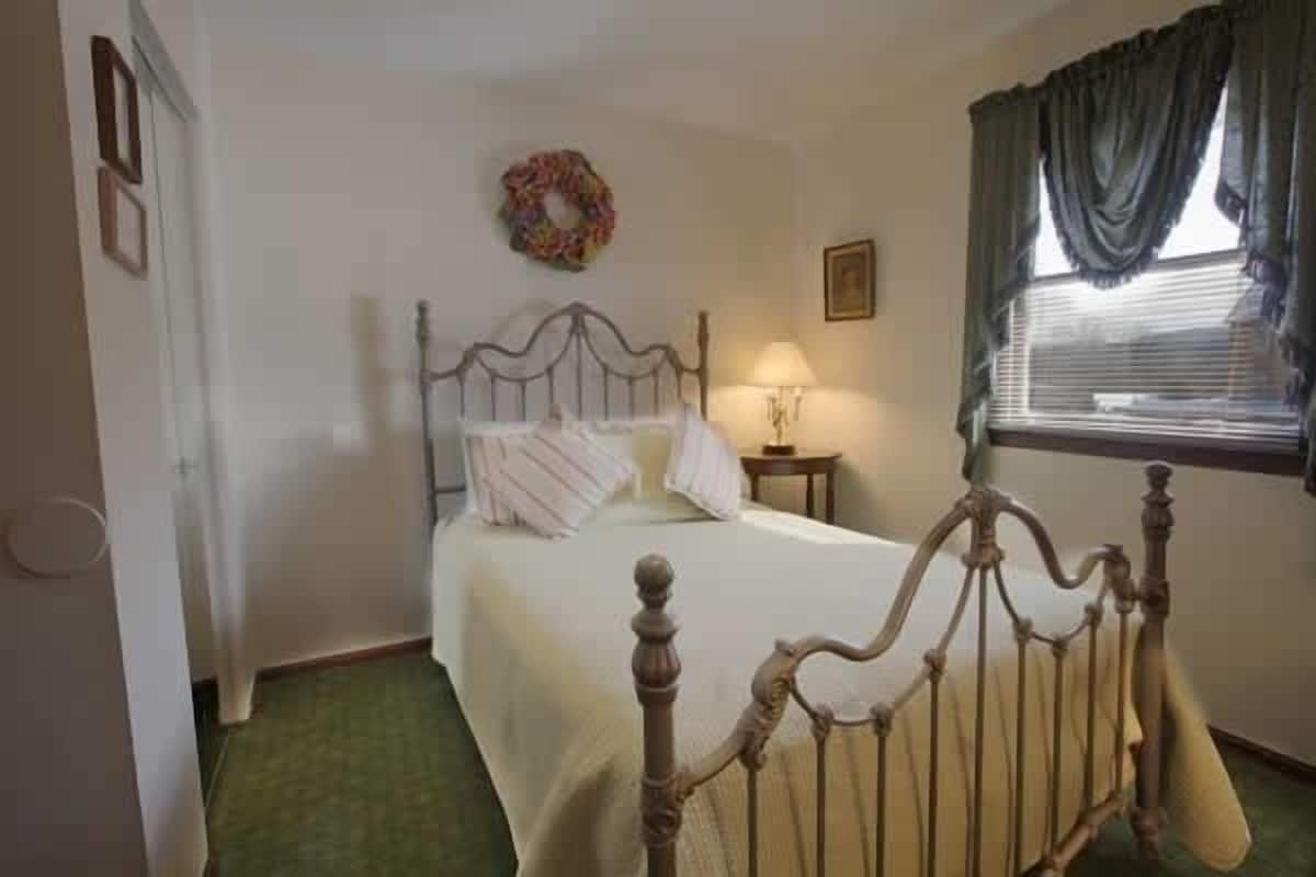 Highland Cottage 1 Queen/Bdrm, 1 Double/Bdrm, 1 Queen Sleeper with Full Bath | Individually decorated, individually furnished, iron/ironing board