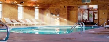 Piscina interna, funciona das 7h às 21h, espreguiçadeiras