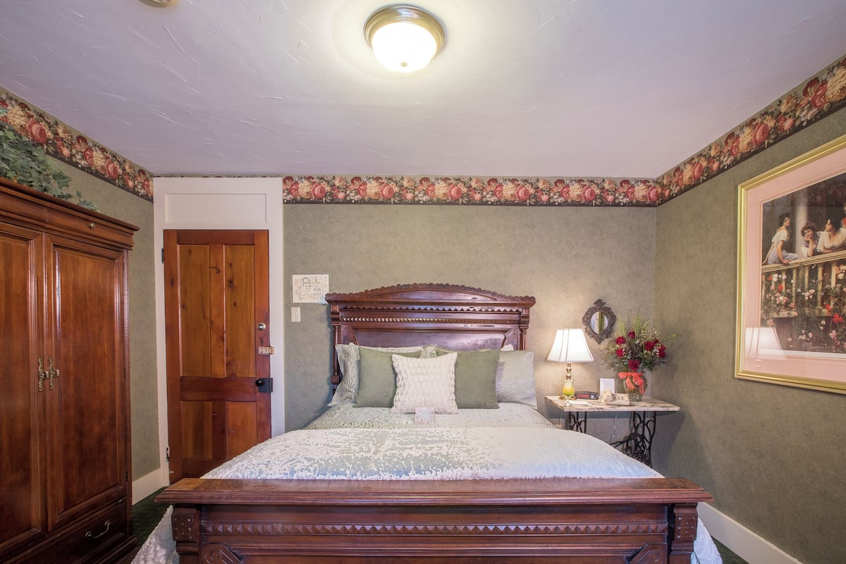 Individually decorated, individually furnished, iron/ironing board