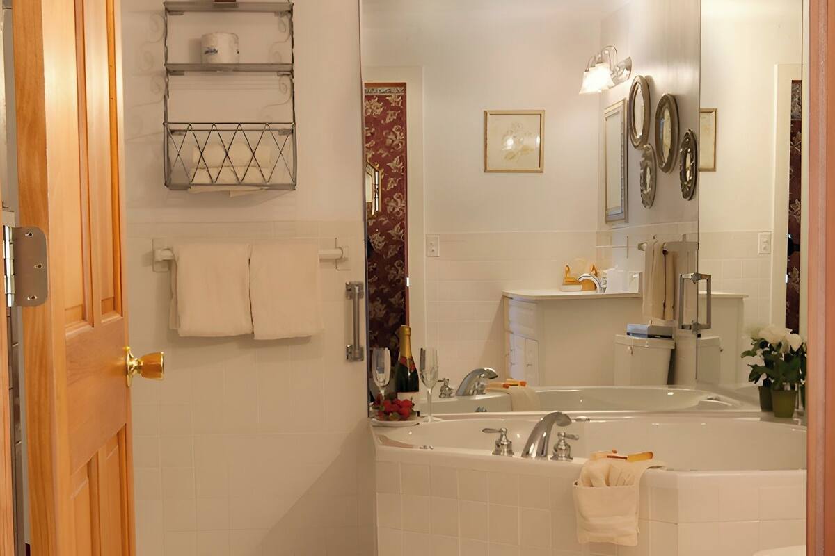 Amenidades de baño gratuitas, secadora de cabello, toallas