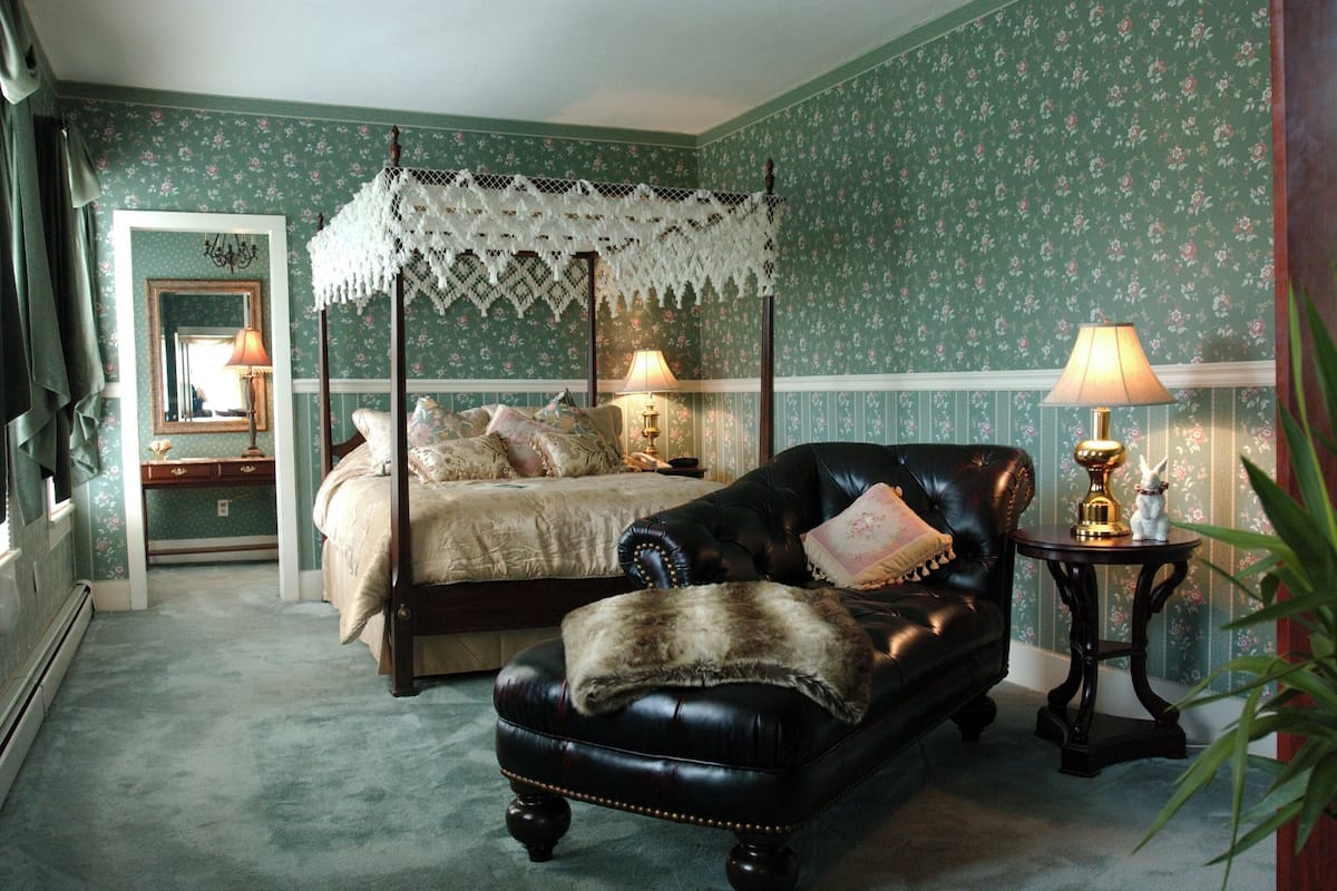 Auradell 1 Queen with 3/4 Bath | Individually decorated, individually furnished, iron/ironing board