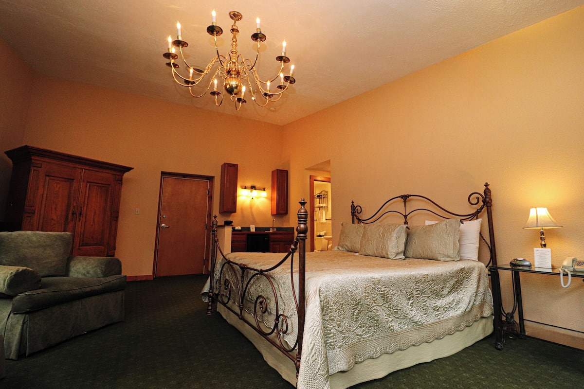 Cabins on the Commons 1 King with 3/4 Bath | Individually decorated, individually furnished, iron/ironing board