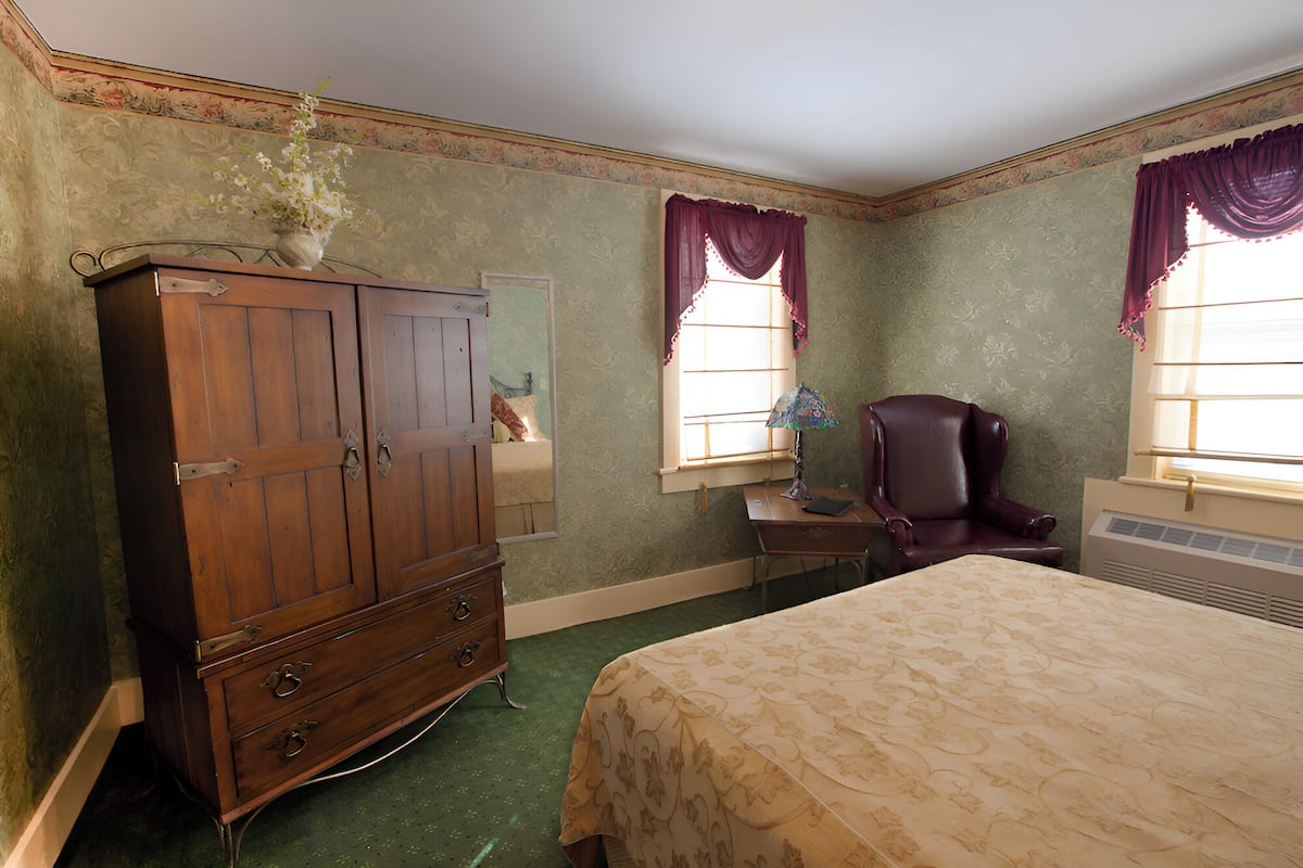 Cabins on the Commons 1 Queen with Full Bath | Individually decorated, individually furnished, iron/ironing board