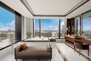 Designer toiletartikelen, een haardroger, badjassen, pantoffels