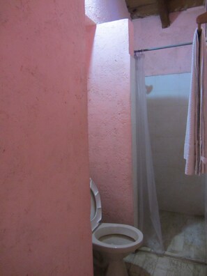 Dusche, kostenlose Toilettenartikel, Handtücher