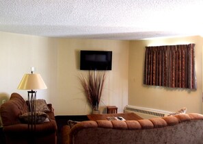 Quarto superior, cozinha americana | Escrivaninha, cortinas blackout, ferros/tábuas de passar roupa