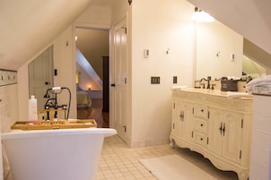 Luxury Suite, Private Bathroom | Bathroom sink