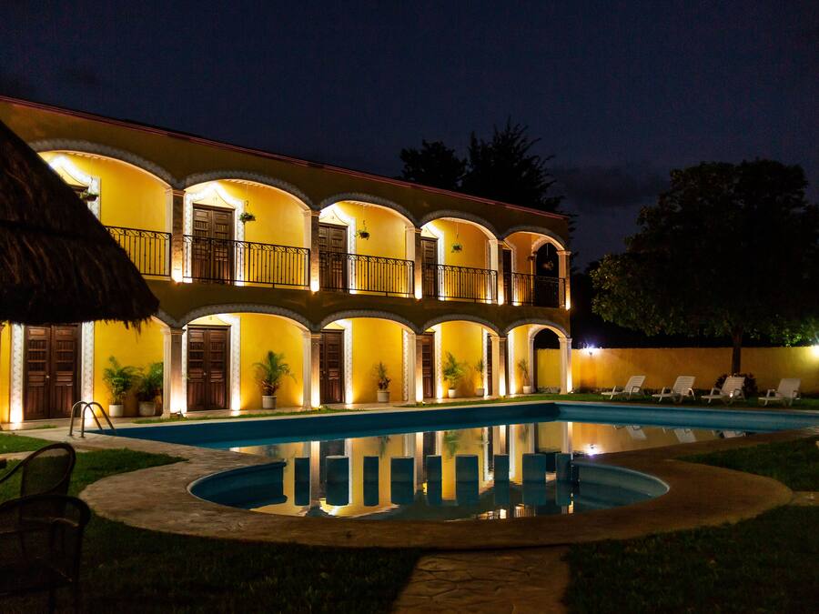 Piscina externa, funciona das 8h às 20h, espreguiçadeiras