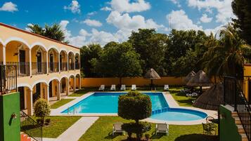 Habitación doble estándar, 2 camas matrimoniales | Alberca al aire libre | Alberca al aire libre, acceso de 08:00 a 20:00, y camastros