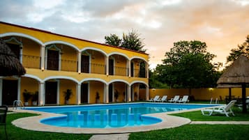 Vista frontal de la propiedad por la tarde o noche