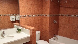Et badeværelse med vask, toilet og badekar.