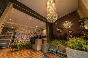 Pintu masuk properti