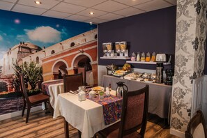 Sudah termasuk sarapan setiap hari