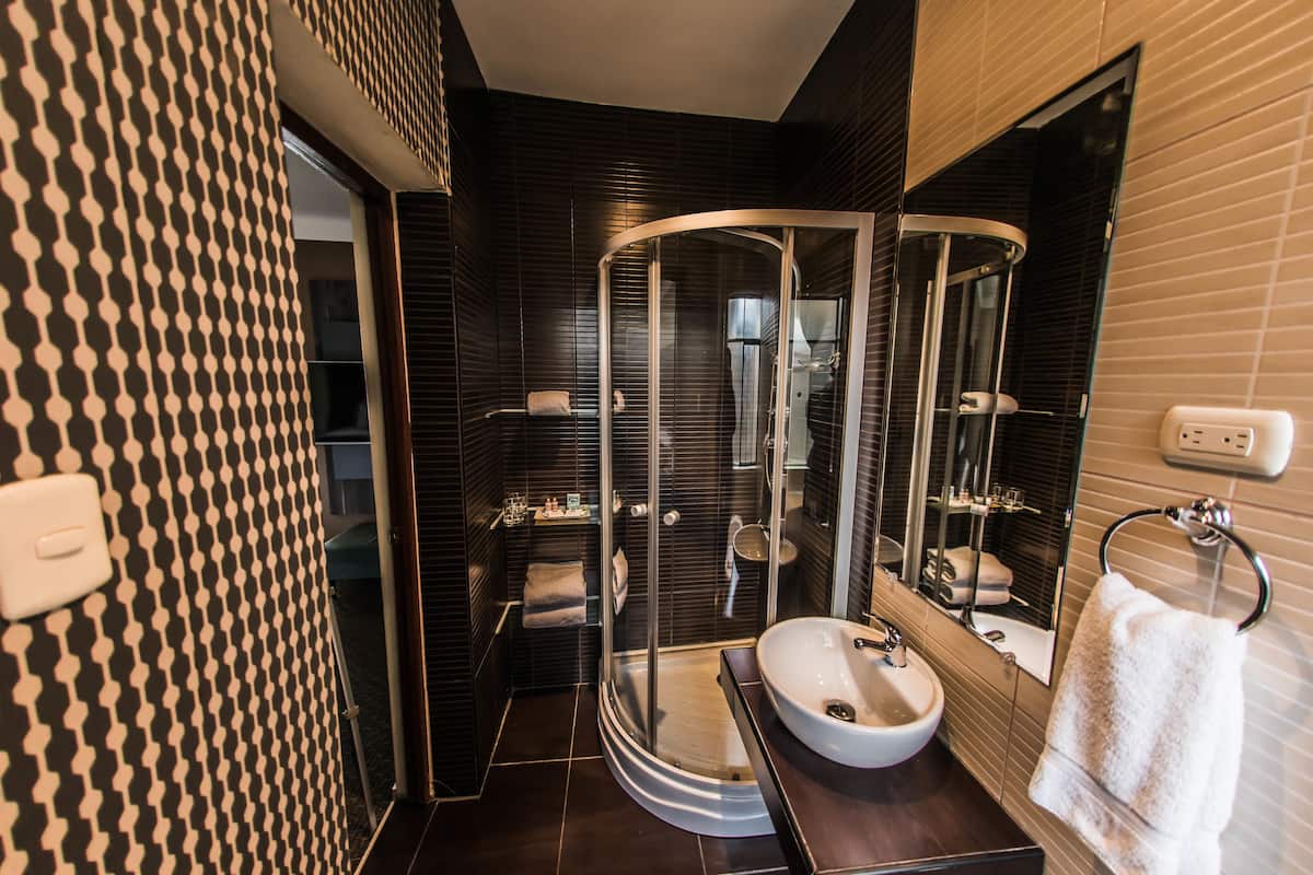 Hochwertige Bettwaren, Daunenbettdecken, Select-Comfort-Betten, Minibar