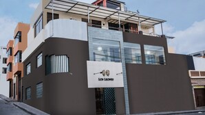 A modern building with a sign reading "Los Leones." - Los Leones Hotel Boutique (Arequipa)