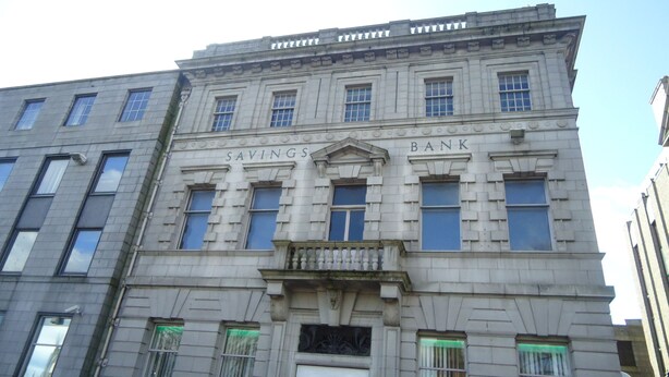 Un edificio con la inscripción "SAVINGS BANK" en la fachada.