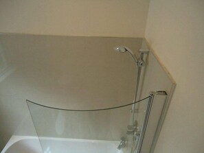 Standard Apartment, 2 Bedrooms (16 Union Terrace) | Bathroom | Combined shower/bathtub, hair dryer, towels - Aspect Apartments City Centre (Aberdeen)