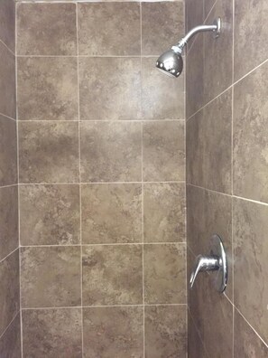 Kostenlose Toilettenartikel, Handtücher