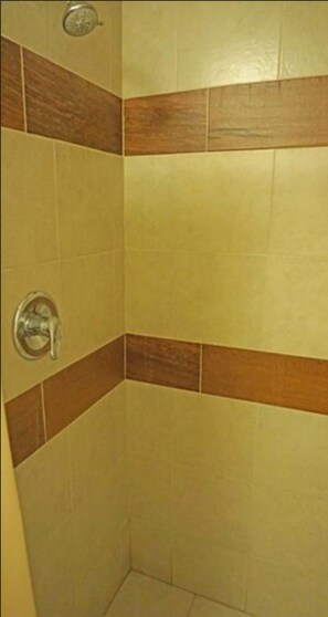 Room | Bathroom shower - Hollywood Roxy Hotel (Los Angeles)