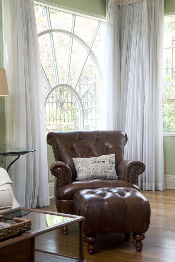 Luksushus, 2 soverom, kjøkken (The Main House) | Oppholdsområde | Flatskjerm-TV