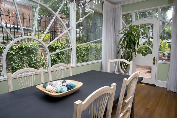 Luxury House, 2 Bedrooms, Kitchen (The Main House) | In-room dining
