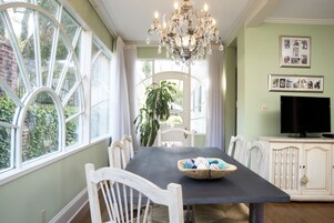 Luxury House, 2 Bedrooms, Kitchen (The Main House) | In-room dining