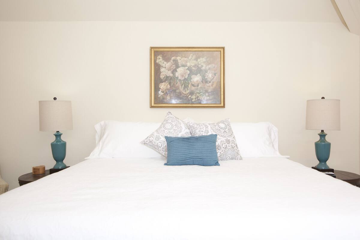 Luxury Room, 1 King Bed (Monica's Room)
